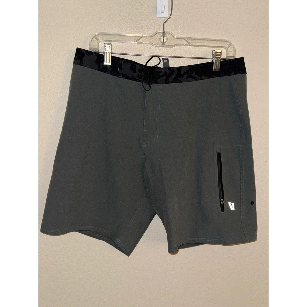 Vuori Cruise Board Shorts Mens 32 Charcoal Grey Camo Waistband Zip Pocket Surf